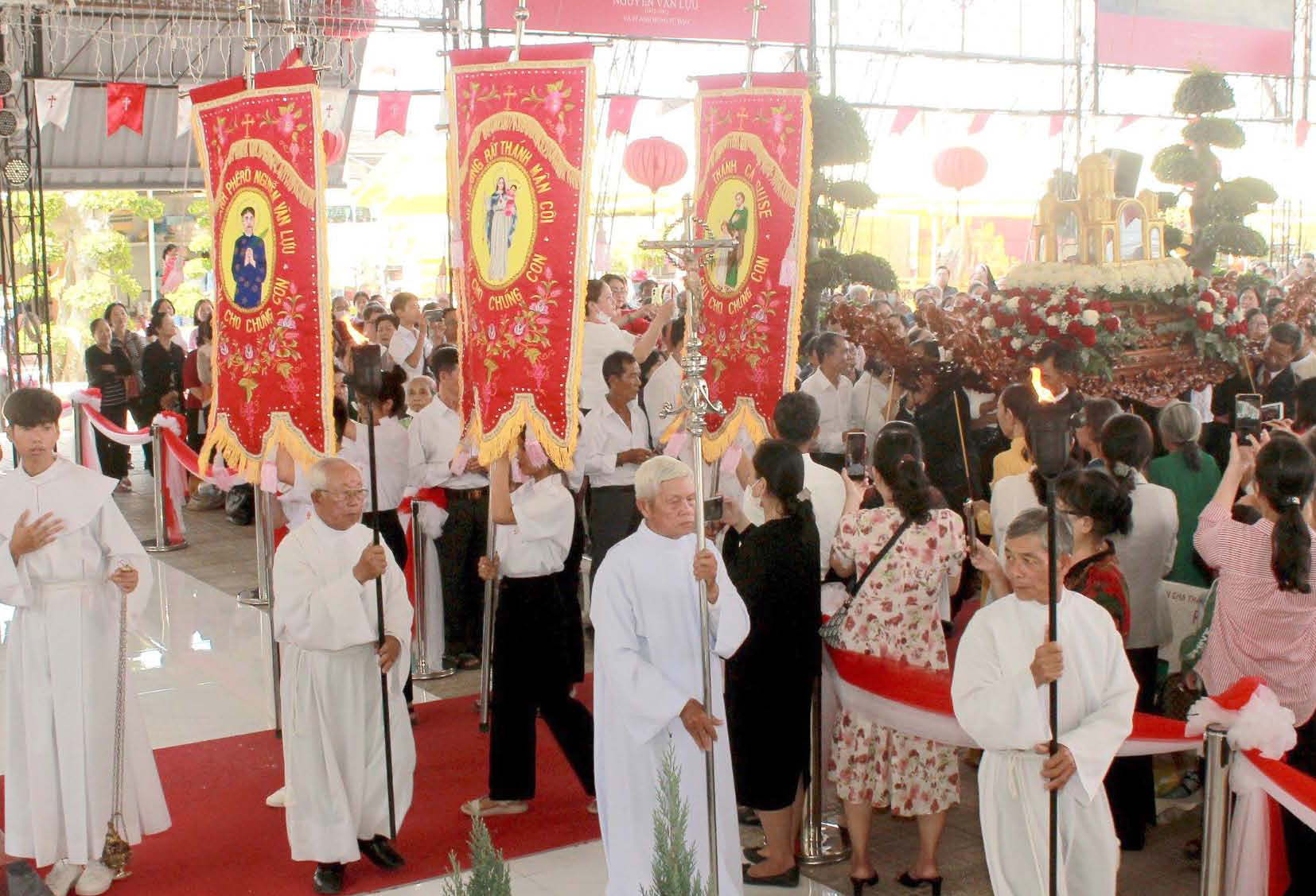 Giáo dân hạt Cái Bè hành hương
